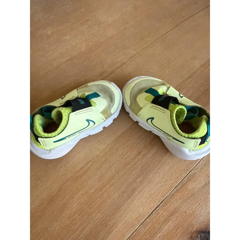 Nike Flex Runner 2 kids' shoes, specifically in the 'Barely Volt' size 4 Toddler